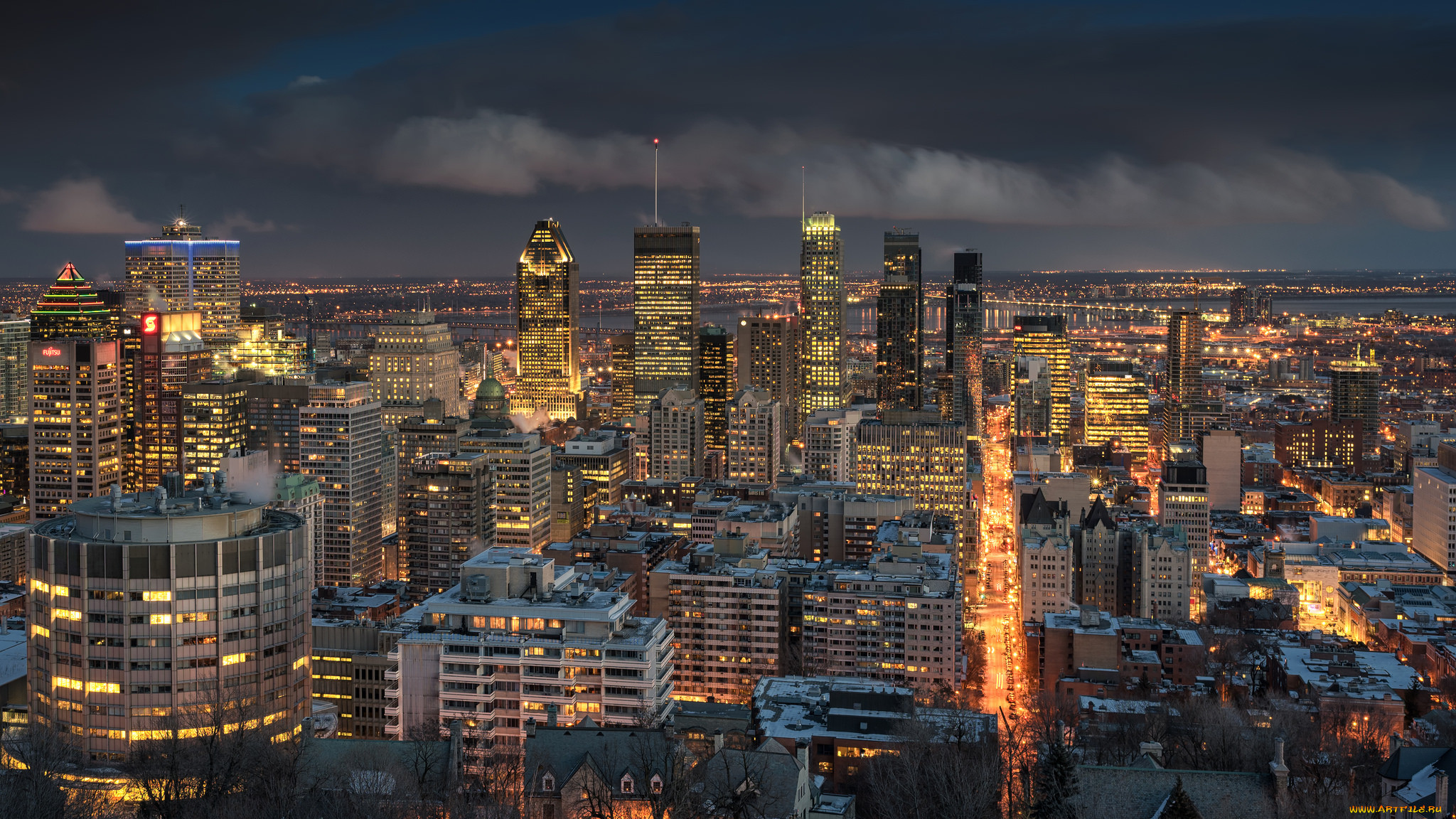 Время в монреале сейчас канада. Монреаль город в Канаде. Панорама города Монреаль. Ночной Монреаль. Montreal Canada ночной город.